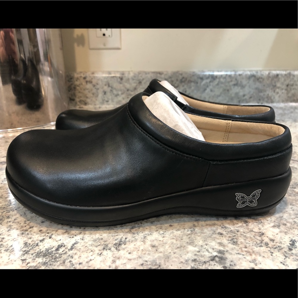 Women’s NEW Black Clogs Size 7.5